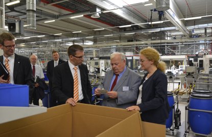 Arbeitsminister Guntram Schneider hat sich beim Besuch der Firma Weidmüller Interface über die Digitalisierung der Arbeitswelt informiert