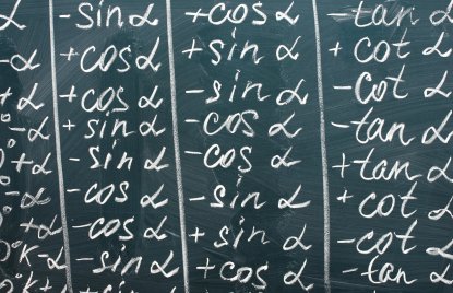 Bild mit Formeln auf einer Tafel