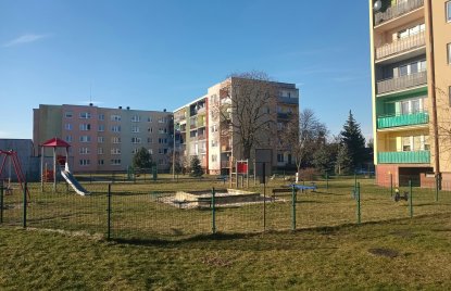 Ein Spielplatz in einem Wohnviertel 