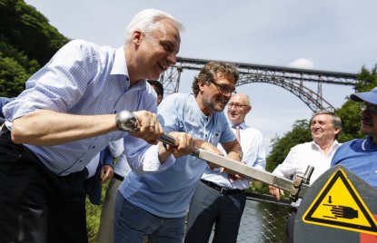 Das Foto zeigt Minister Duin gemeinsam mit seiner Delegation während seines Besuch in Müngsten.