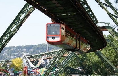 Sie sehen die Wuppertaler Schwebebahn.