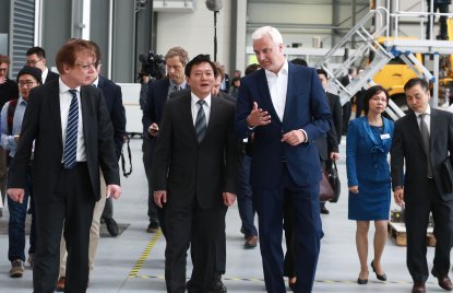 Minister Duin und Generalkonsul Feng besuchen XCMG Europe