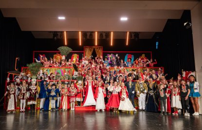 Ministerpräsident Hendrik Wüst verleiht den Karnevalsorden der Landesregierung an Kindertollitäten aus Nordrhein-Westfalen