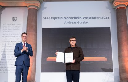 Ministerpräsident Hendrik Wüst verleiht den Staatspreis des Landes Nordrhein-Westfalen an Andreas Gursky