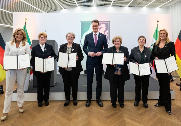 Ministerpräsident Hendrik Wüst verleiht den Verdienstorden des Landes Nordrhein-Westfalen an sechs Bürgerinnen