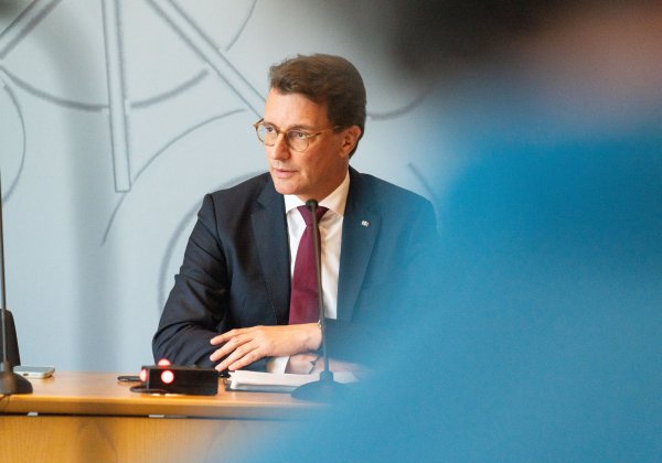 Ministerpräsident Hendrik Wüst spricht auf der Landespressekonferenz