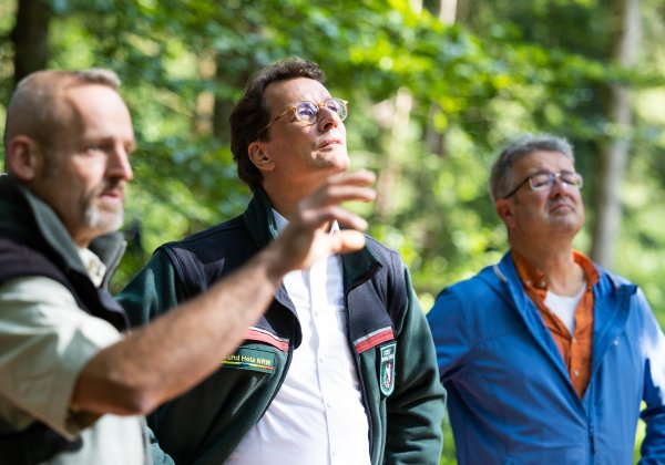 Ministerpräsident Hendrik Wüst besucht gemeinsam mit Manuel Andrack den Königsforst in Köln