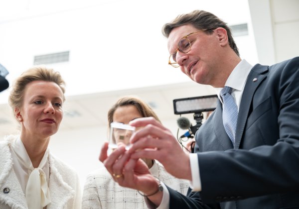 Ministerpräsident Hendrik Wüst und Ministerin Ina Brandes besuchen eleQtron-Superrechner in Siegen