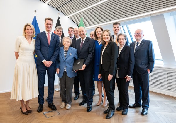 Ministerpräsident Hendrik Wüst verleiht den Verdienstorden des Landes Nordrhein-Westfalen an Dr. Esther Betz