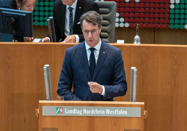 Ministerpräsident Hendrik Wüst spricht am Rednerpult im Plenarsaal des Landtags