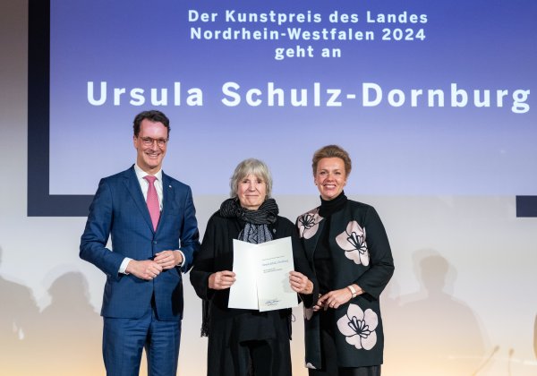 Ministerpräsident Wüst verleiht Kunstpreis an Fotografin Ursula Schulz-Dornburg