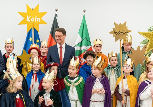 Ministerpräsident Hendrik Wüst empfängt Sternsinger zum traditionellen Dreikönigssingen