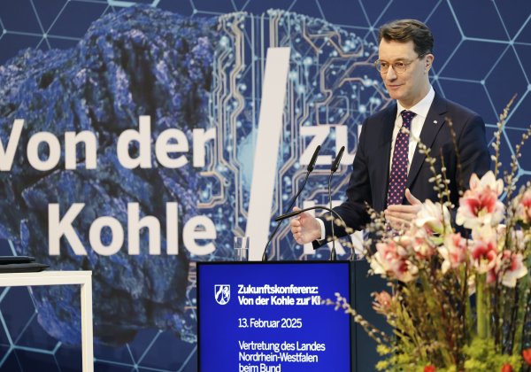 MP Wüst während seiner Rede auf der Bühne