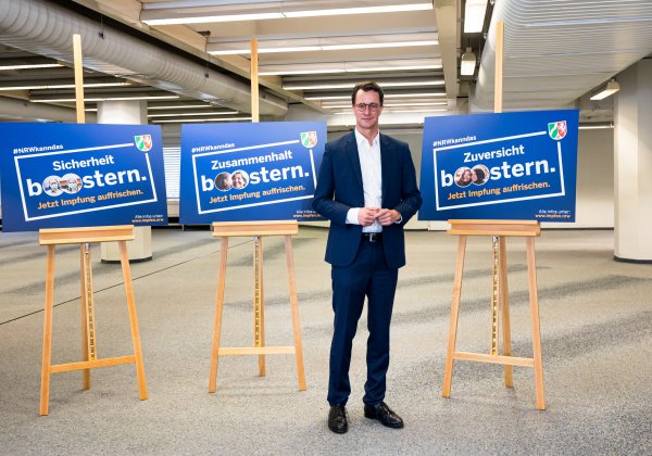 Ministerpräsident Wüst besucht Impfzentrum in Düsseldorf und stellt neue Kampagne der Landesregierung zur Booster-Impfung vor