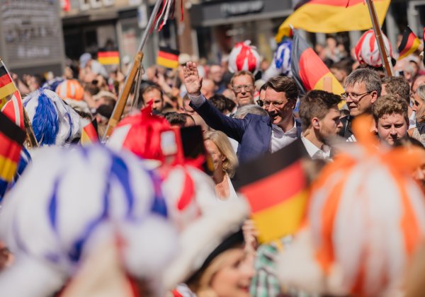 „Team D“ kehrt zurück nach Deutschland – Ministerpräsident Wüst nimmt deutsche Athletinnen und Athleten in Köln in Empfang