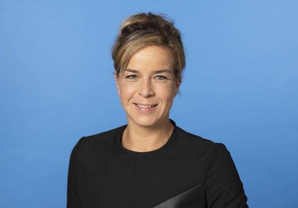 PHB Neubaur, Mona - lächelnd, blauer Hintergrund (2022)