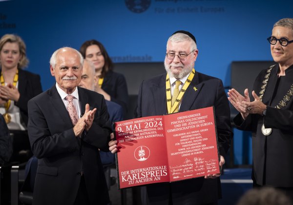 Ministerpräsident Hendrik Wüst gratuliert Pinchas Goldschmidt, Preisträger des Internationalen Karlspreis zu Aachen 2024