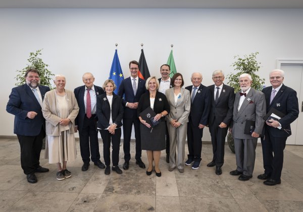 Ministerpräsident Hendrik Wüst verleiht den Verdienstorden des Landes Nordrhein-Westfalen an elf Persönlichkeiten