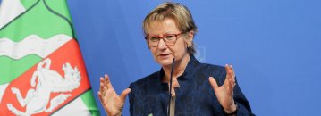 Sylvia Löhrmann hält eine Rede an einem Rednerpult