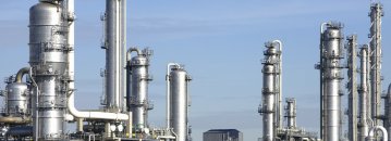 Das Foto zeigt einen Fabrikkomplex.