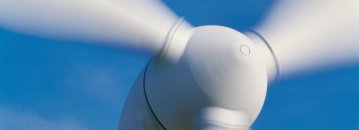 Das Foto zeigt ein sich drehendes Windrad.