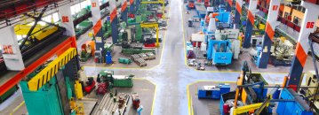 Bild einer Industriehalle mit Maschinen