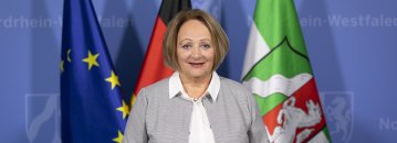 phb Sabine Leutheusser-Schnarrenberger, SLS, stehend Pult, Fahnen (2021)