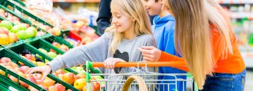 Bild Familie beim Einkauf vor dem Obst- und Gemüsestand