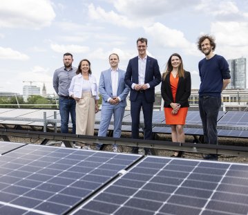 Weiterer Schritt zu nachhaltiger Verwaltung: Ministerpräsident Wüst nimmt Photovoltaik-Anlage auf Dach der Staatskanzlei in Betrieb