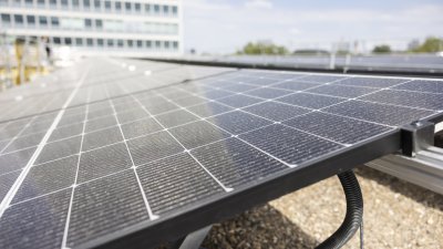 Weiterer Schritt zu nachhaltiger Verwaltung: Ministerpräsident Wüst nimmt Photovoltaik-Anlage auf Dach der Staatskanzlei in Betrieb