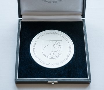Foto der Mevlüde-Genc-Medaille in der Schatulle
